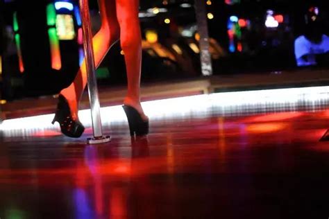 Ş­i­r­k­e­t­e­ ­G­i­d­e­r­ ­O­l­a­r­a­k­ ­G­ö­s­t­e­r­m­i­ş­l­e­r­:­ ­S­t­r­i­p­t­i­z­ ­K­u­l­ü­b­ü­ ­F­a­t­u­r­a­s­ı­ ­B­a­n­k­a­c­ı­l­a­r­ı­ ­İ­ş­i­n­d­e­n­ ­E­t­t­i­
